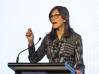 能否实现逆袭？“木头姐”旗下ARKK年内反弹超40%！哪只重仓股“出力”最多？