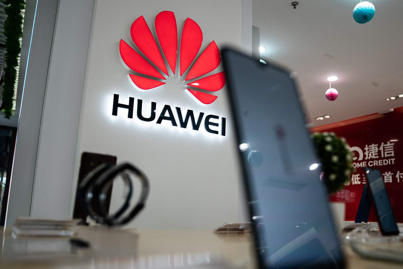 Huawei dominates 70% of the foldable phone market share, but Apple is soon to enter the competition.