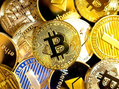 想對沖的買金油，想暴漲的買AI，「過氣」比特幣進入熊市