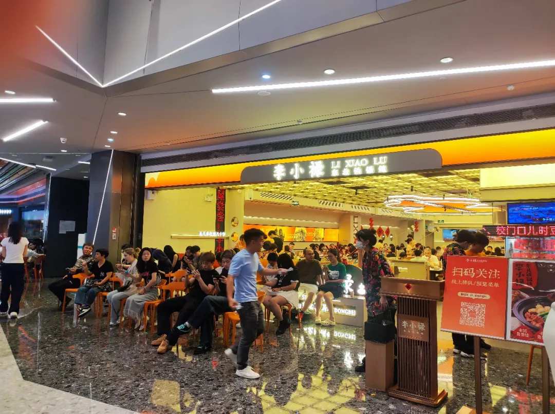 今年五一假期深圳某购物中心餐饮门店前一景。胡华雄/摄