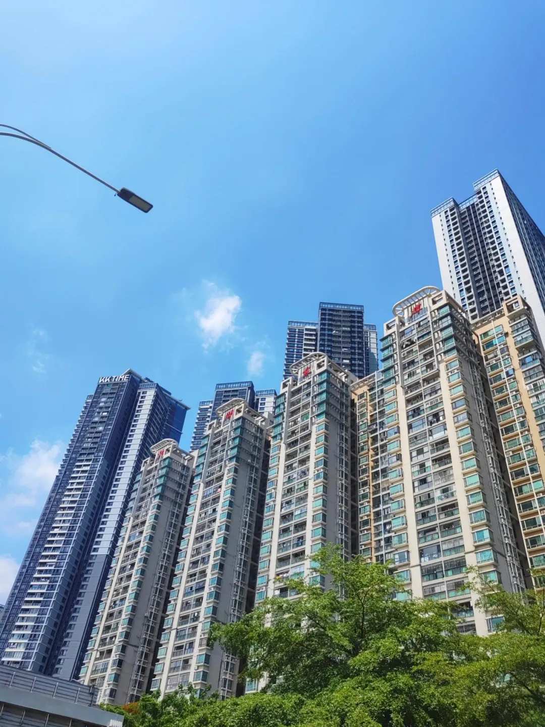 深圳罗湖水贝的超高层住宅，除了较低的得房率，有购房者也担心超高层住宅的安全性。