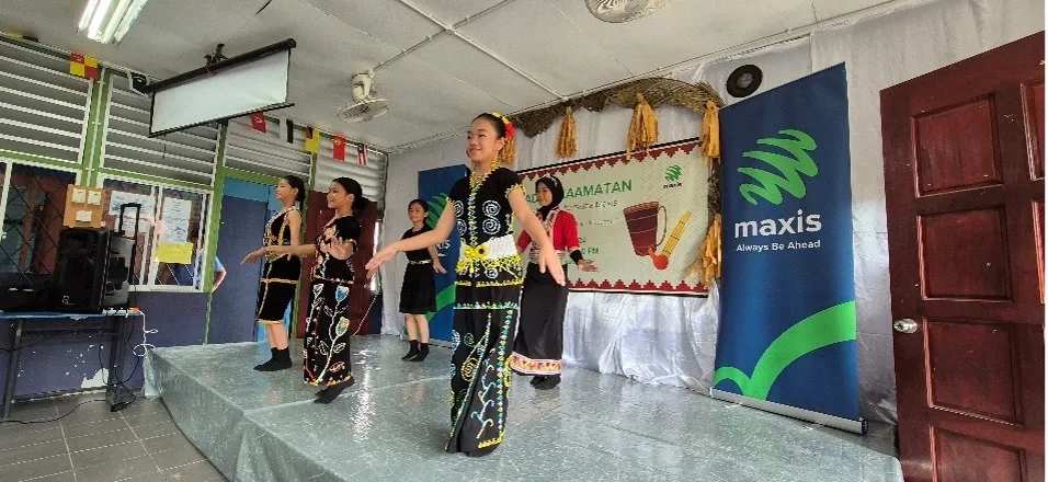 Maxis spreads Kaamatan joy with a series of festive themed community engagements in Sabah — 1