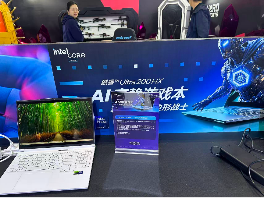 英特尔展示AI PC与Core Ultra 200HX处理器的笔记本