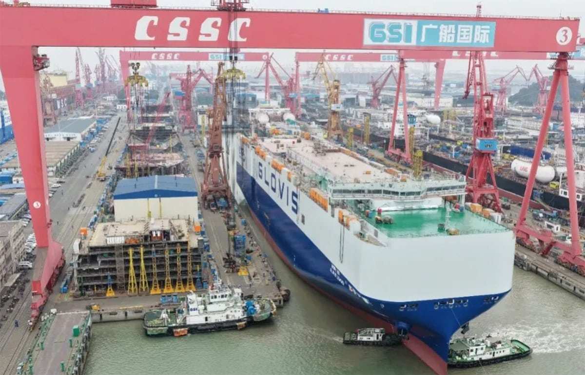 中国建造了世界最大型的可运输10800辆汽车的汽车运输船。