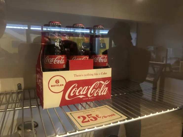 右圖:雜貨店中禾倫售賣的汽水模型